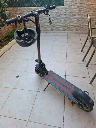 Patinete Eléctrico Negro y Rojo