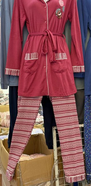 Pijama rojo y blanco con estampado varias tallas.