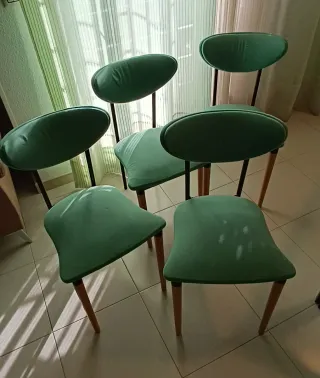 Mesa comedor cristal y metal con 6 sillas tapizada