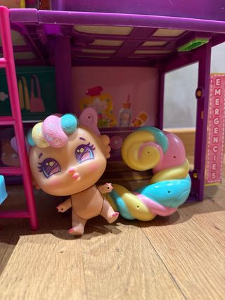 Casa de los Bellies con 4 muñecos