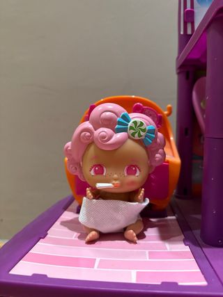 Casa de los Bellies con 4 muñecos