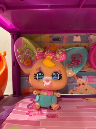 Casa de los Bellies con 4 muñecos