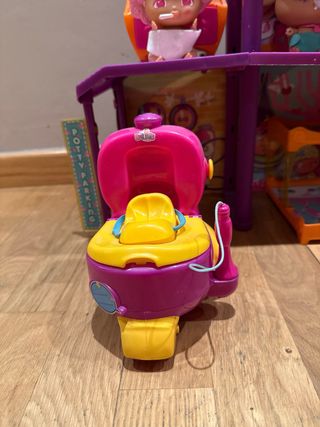 Casa de los Bellies con 4 muñecos