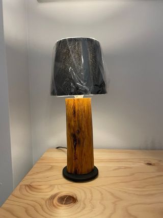 Conjunto de 2 lámparas de madera artesanal.