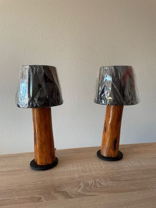 Conjunto de 2 lámparas de madera artesanal.