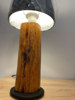 Conjunto de 2 lámparas de madera artesanal.