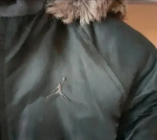 Bomber Jordan Nero con Cappuccio e Pelliccia