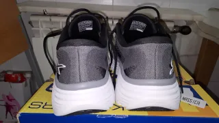 Zapatillas Skechers. Talla 42