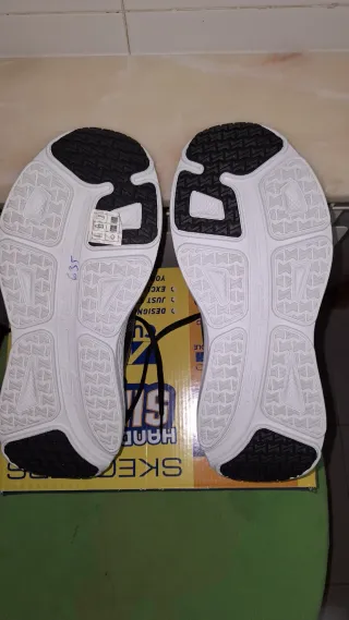 Zapatillas Skechers. Talla 42