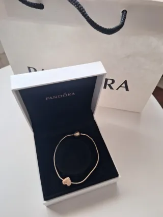 Pulsera Pandora con corazón rosa