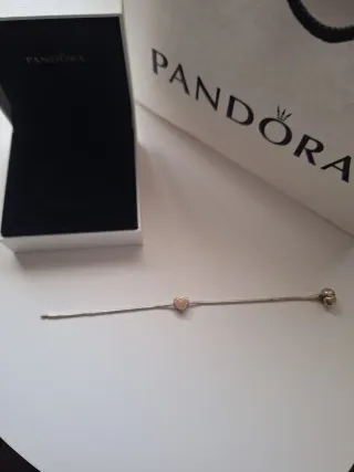 Pulsera Pandora con corazón rosa