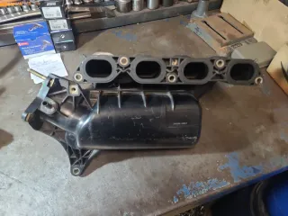 Colector de admisión negro.  Toyota MR2 MK3 1ZZ