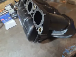 Colector de admisión negro.  Toyota MR2 MK3 1ZZ