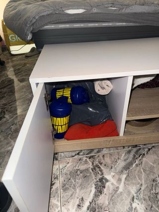 Mesa auxiliar blanca y madera con ruedas