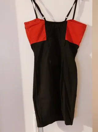 Abito estivo corto rosso e nero