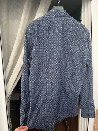 Camisa estampada azul y gris