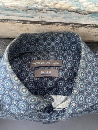 Camisa estampada azul y gris