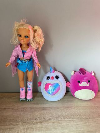 Nancy con peluches unicornio y cerdo