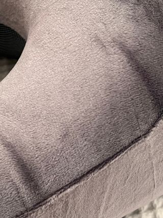 Cojín cervical de viaje gris tacto suave