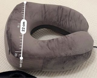 Cojín cervical de viaje gris tacto suave