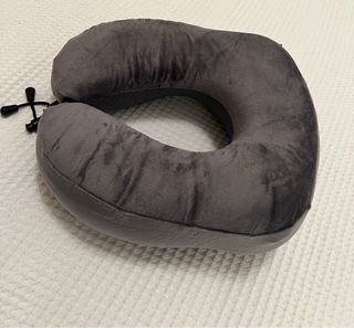 Cojín cervical de viaje gris tacto suave
