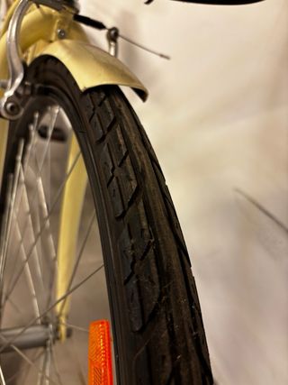 Bicicleta de paseo BH amarilla