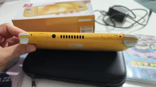 Nintendo Switch Lite + 2 giochi + custodia + caricabatterie