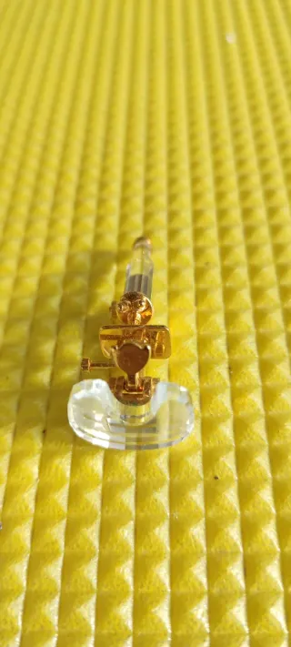 Figura microscopio cristal y oro