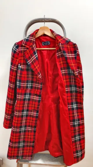 Abrigo mujer a cuadros rojo elegante