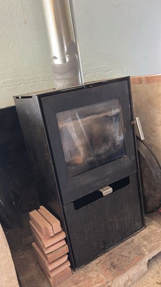 Estufa de leña negra y roja