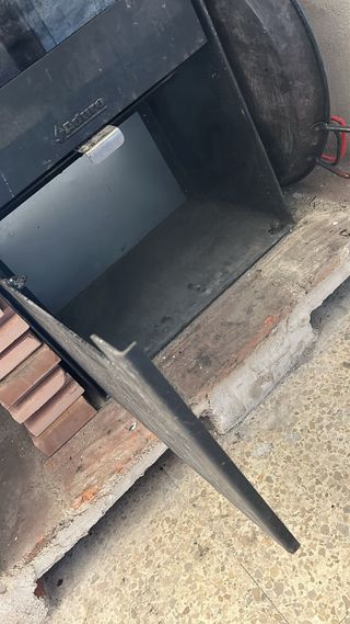 Estufa de leña negra y roja