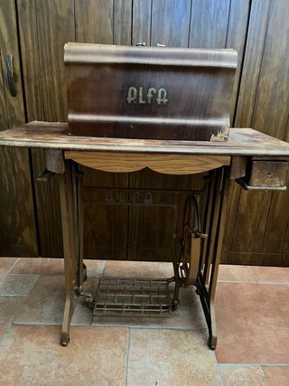 Máquina de Coser Antigua Alfa Negra con mesa integ