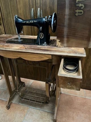 Máquina de Coser Antigua Alfa Negra con mesa integ