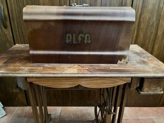 Máquina de Coser Antigua Alfa Negra con mesa integ