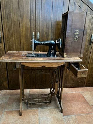 Máquina de Coser Antigua Alfa Negra con mesa integ