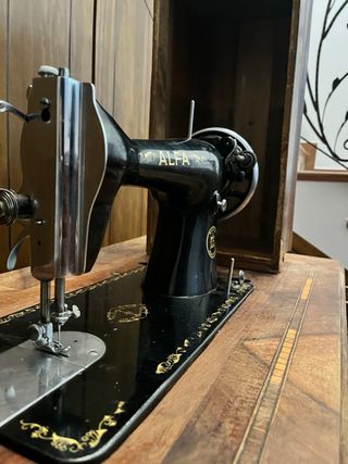 Máquina de Coser Antigua Alfa Negra con mesa integ