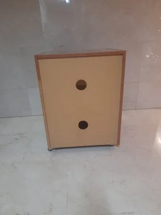 Mesa estantería de madera con ruedas