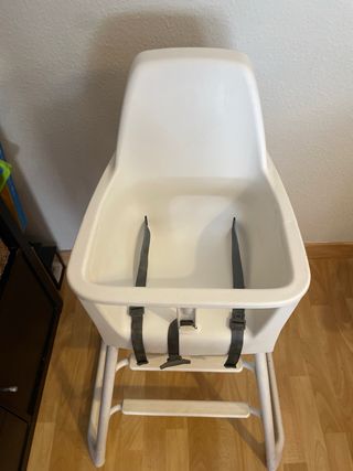Trona convertible LANGUR de Ikea con bandeja.
