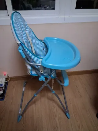 Trona de bebé a rayas azules