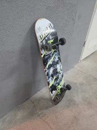 Monopatín OXELO con diseño de lobo