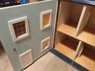 Casita de madera de juguete