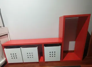 Estantería modular roja con cajas blancas.