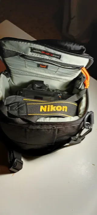 Nikon D3100 + Obiettivo 18-55mm VR + caricatore + custodia