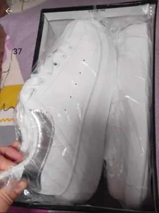 Tenis blancos y plateados talla 37