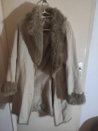 Chaquetón de mujer beige con pelo