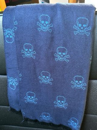 Bufanda azul con calaveras reversible