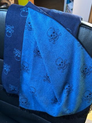 Bufanda azul con calaveras reversible