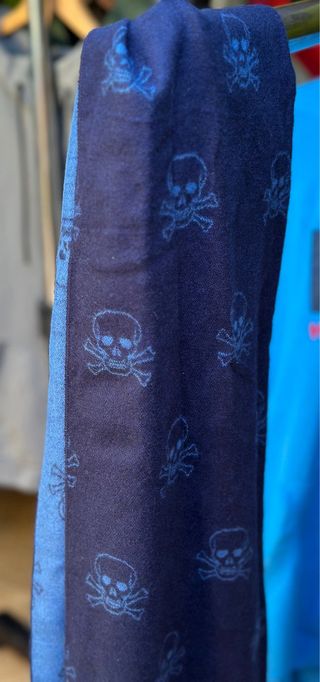 Bufanda azul con calaveras reversible