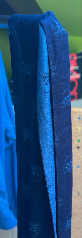 Bufanda azul con calaveras reversible