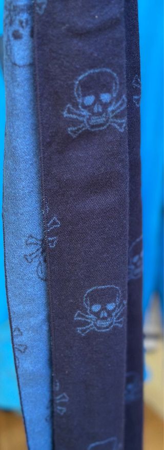 Bufanda azul con calaveras reversible